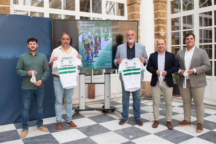 El vicepresidente segundo de la Diputación de Cádiz y responsable del Área de Desarrollo a la Ciudadanía, Javier Vidal, junto al alcade de Trebujena, Ramón Galán, y representantes de la Federación Andaluza de Ciclismo
