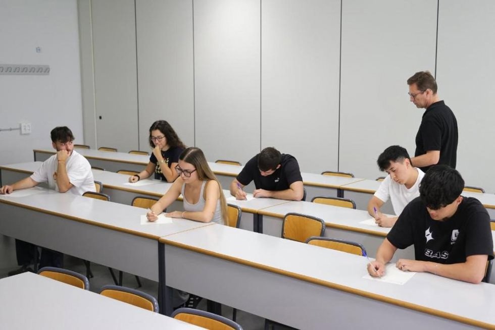 Alumnos realizan un examen