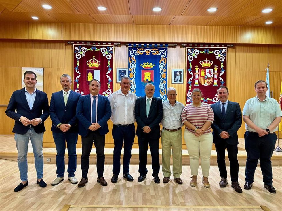 Los representantes de los grupos municipales de Talavera con los regantes.