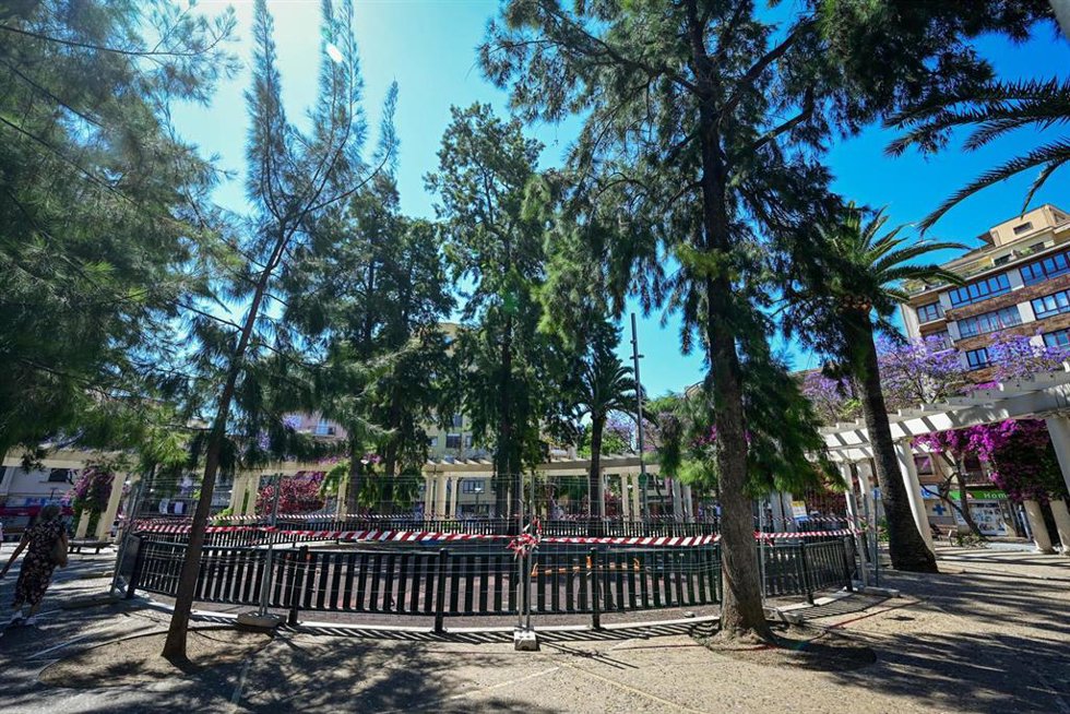 Juegos infantiles vallados en la plaza Francesc Garcia i Orell.