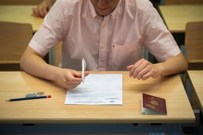 Archivo - Un alumno con un examen de la convocatoria extraordinaria de la PAU. 