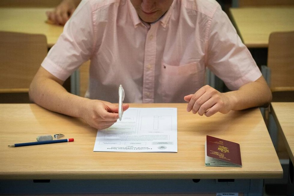 Archivo - Un alumno con un examen de la convocatoria extraordinaria de la PAU. 