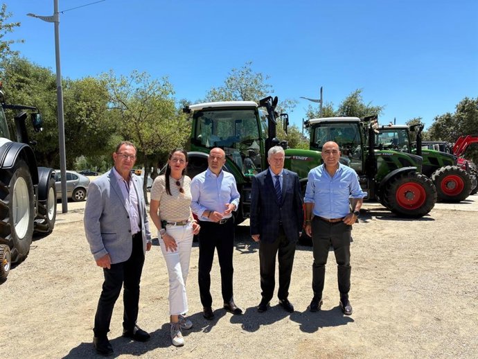 Representantes institucionales en la segunda edición de la Agroferia de Vélez-Rubio (Almería).