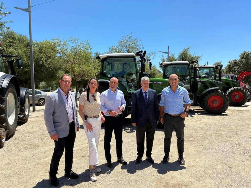 Representantes institucionales en la segunda edición de la Agroferia de Vélez-Rubio (Almería).