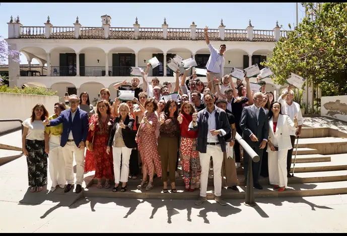 La consejera en funciones de Empleo, Empresa y Trabajo Autónomo de la Junta de Andalucía, Rocío Blanco (c), preside una foto de familia tras el acto de entrega de diplomas a los alumnos que terminan su formación en la Escuela de Hostelería de La Cónsula.