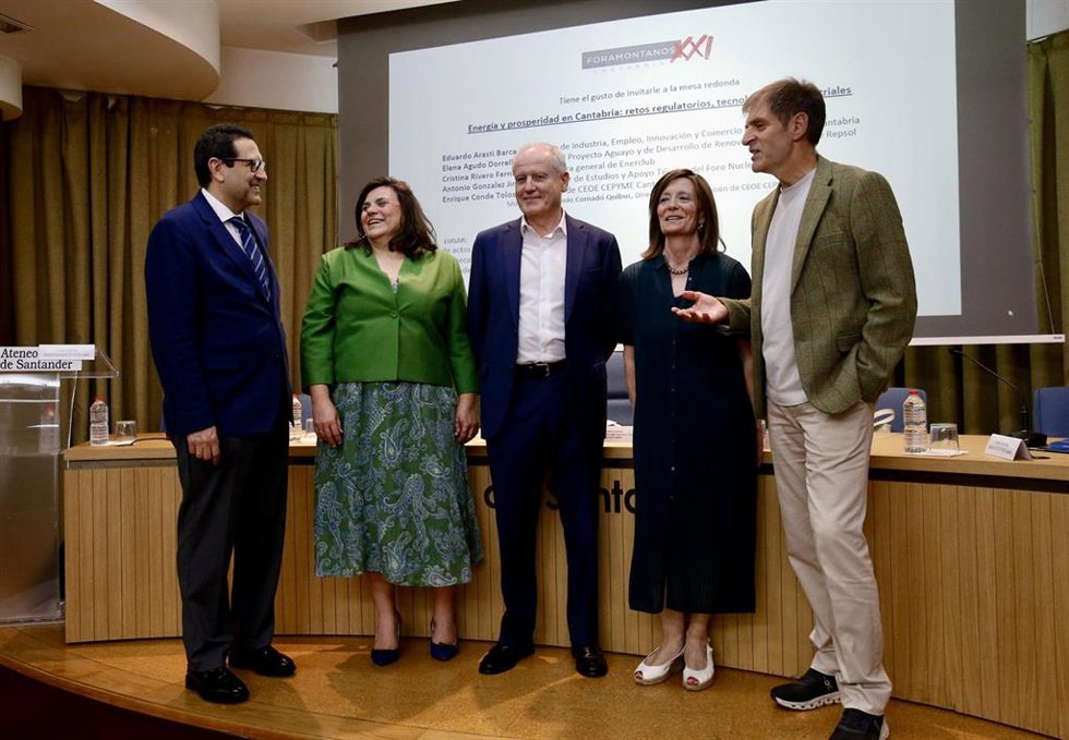 Arasti participa en la mesa redonda sobre 'Energía y prosperidad: retos regulatorios, tecnológicos e industriales'.