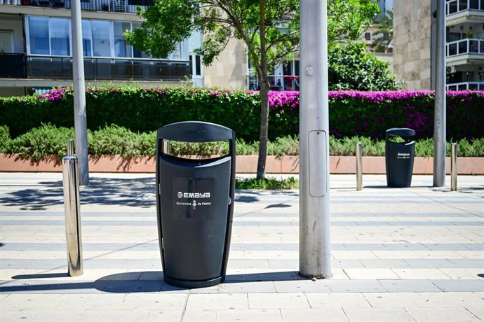 Papeleras de Emaya en la avenida Joan Miró