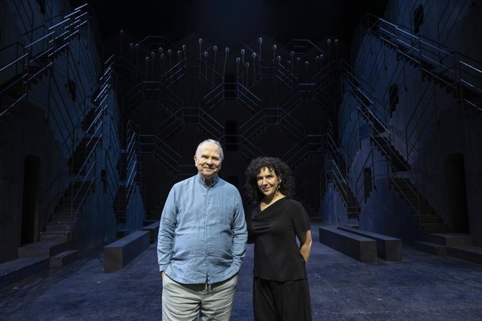 Les Arts Presenta Turandot, La Última Ópera De La Temporada 2025-2026 En La Imagen El Director Musical, Sir Mark Elder, Y La Asistente Del Director De Escena, Anna Ponces.