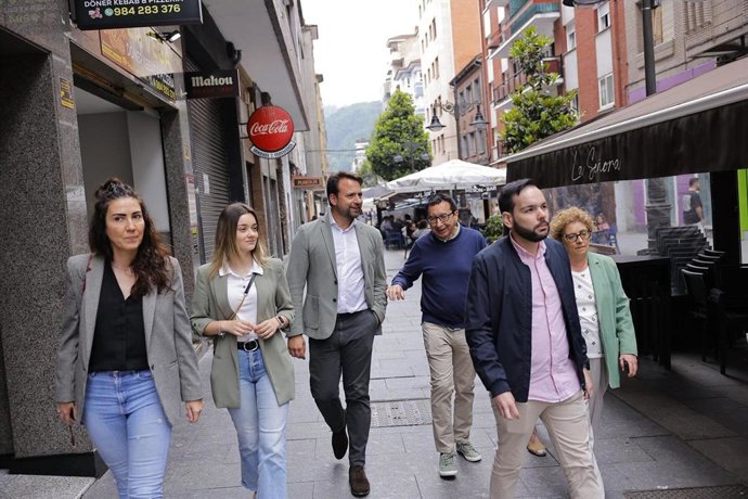 El presidente del PP de Asturias, Álvaro Queipo, en una visita aMieres.