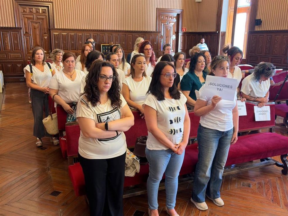 Imagen de trabajadoras de las residencias de Diputación en el pleno