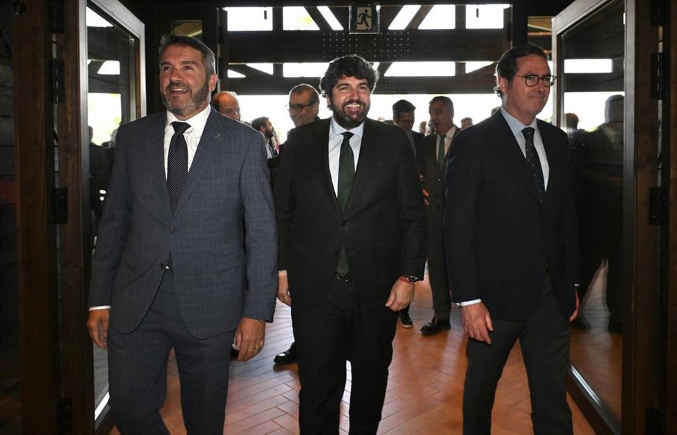 El presidente del Gobierno regional, Fernando López Miras, el presidente de CEOE, Antonio Garamendi, y el presidente de CROEM, Miguel López Abad, en la 48ª Asamblea General de CROEM