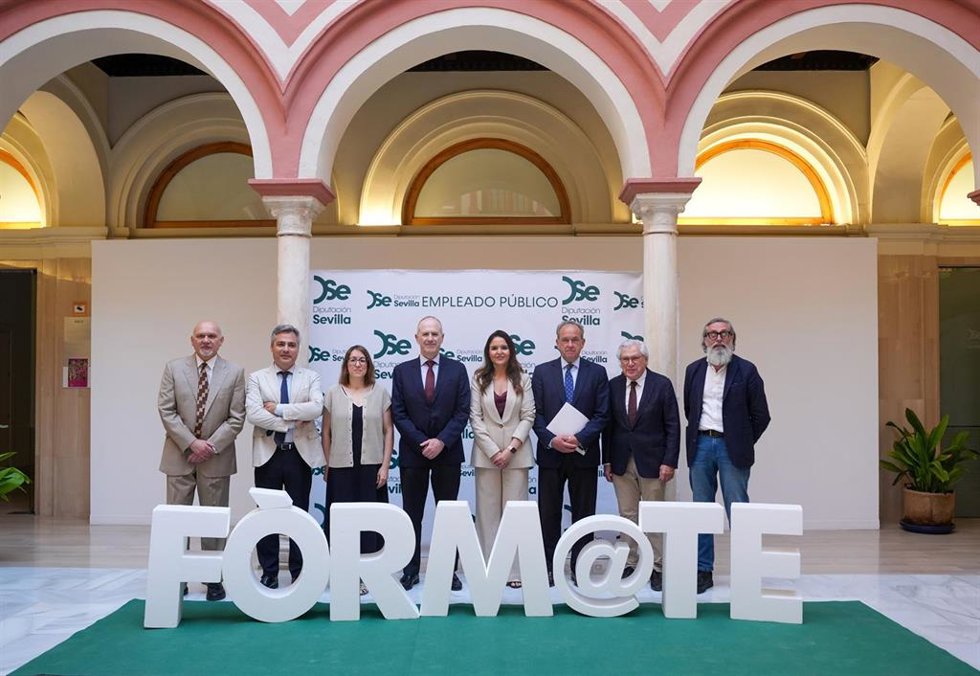 Foto de familia de los participantes en las Jornadas de Transparencia y Buen Gobierno, en la Casa de la Provincia