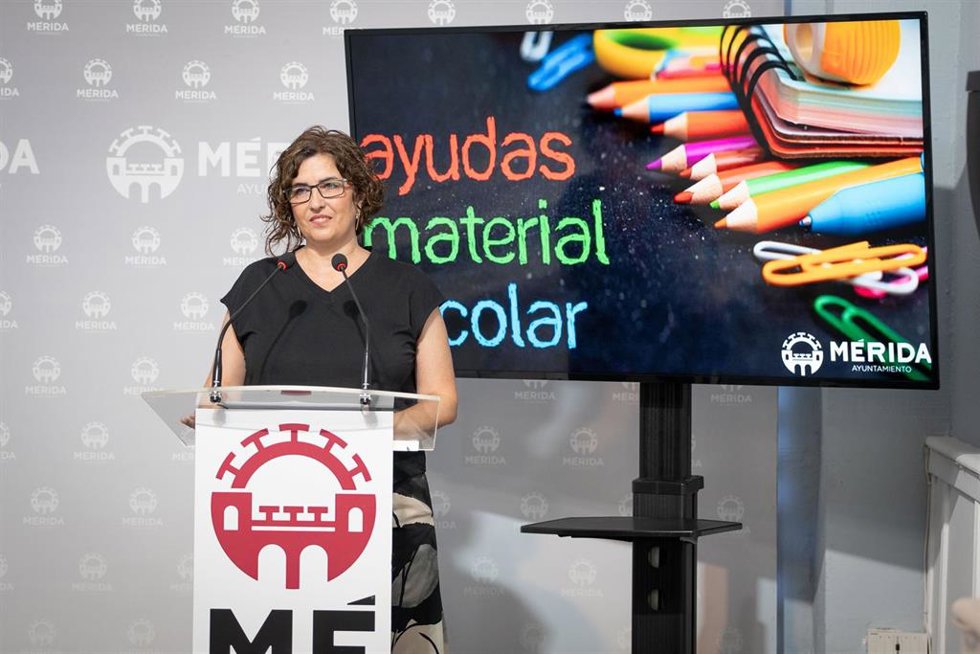 La delegada de Educación, Susana Fajardo, informa en rueda de prensa sobre las ayudas para la adquisición de material escolar.