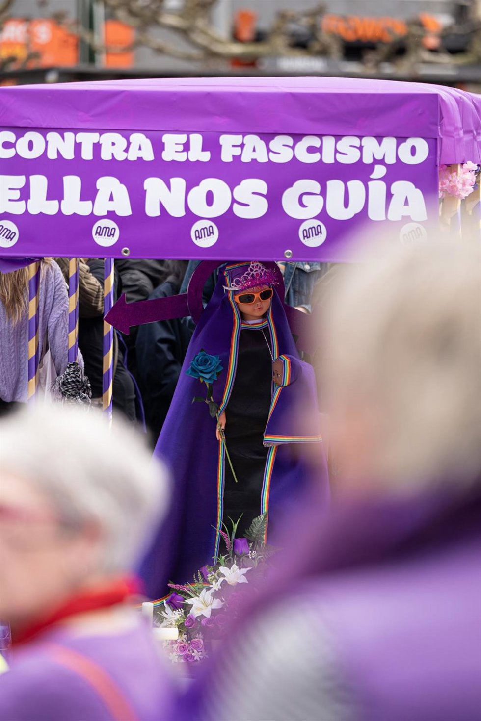 Archivo - La 'Santina queer' durante la manifestación con motivo del Día Internacional de la Mujer, a 8 de marzo de 2025, en Gijón, Asturias (España). La Hermandad de Los Estudiantes va a interponer una denuncia ante el Tribunal Superior de Justicia de As