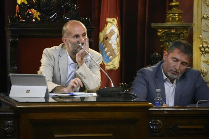 Archivo - El alcalde de Ourense, Gonzalo Pérez Jácome(i),durante una concentración contra él, frente al Concello de Ourense, a 6 de noviembre de 2024, en Ourense, Galicia (España). Tras la primera huelga contra Jácome, otra se ha producido debido al manda