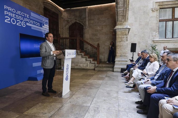 El presidente de la Generalitat Valenciana, Juanfran Pérez Llorca (i), durante la presentación del proyecto de Ley de Presupuestos de la Generalitat para 2026