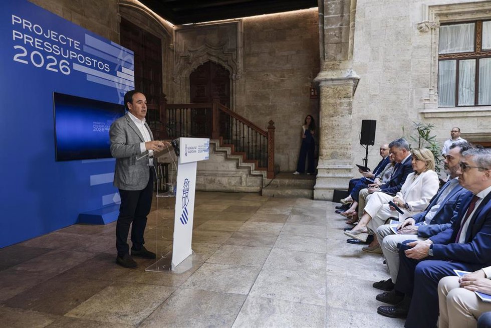El presidente de la Generalitat Valenciana, Juanfran Pérez Llorca (i), durante la presentación del proyecto de Ley de Presupuestos de la Generalitat para 2026