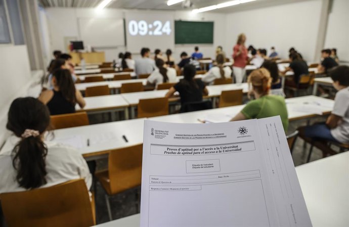 Archivo - Arxiu- Imatge d'arxiu d'un examen de la Prova d'Accés a la Universitat (PAU) a la Comunitat Valenciana