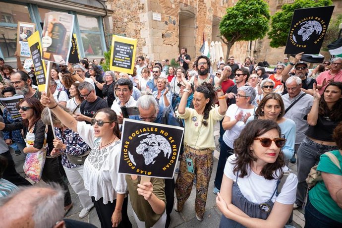 Protesta convocada por la coordinadora de ONG de Extremadura frente a la Asamblea, en una imagen de archivo.