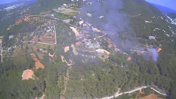 Combaten en Eivissa un incendio forestal de gravedad uno