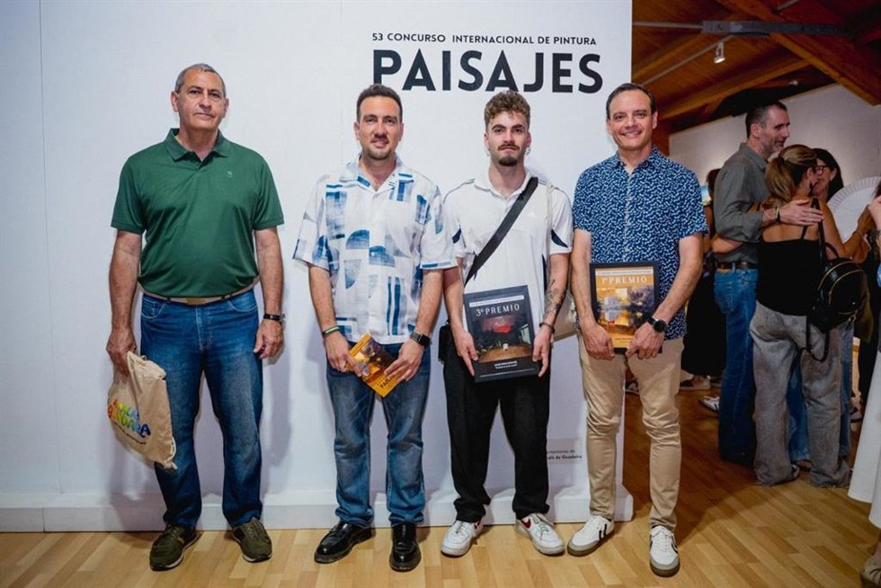 Imagen del delegado de Cultura del Ayuntamiento de Alcalá, Cristopher Rivas, junto a los premiados en el Concurso Internacional de Pintura de Paisajes de Alcalá