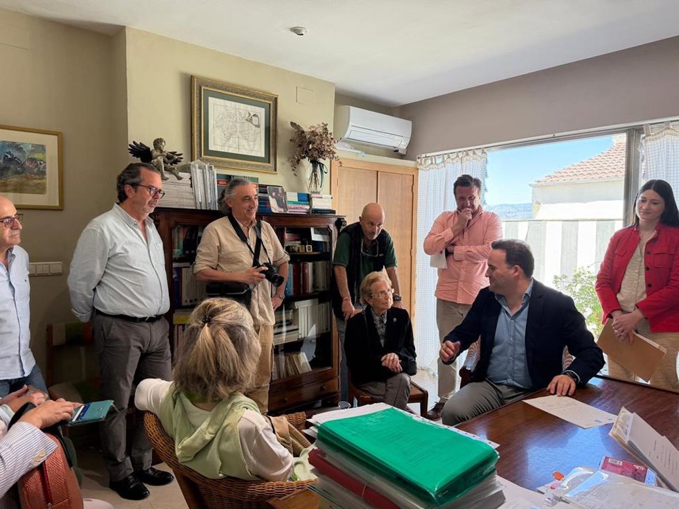 El alcalde de Priego de Córdoba, Juan Ramón Valdivia (segundo por la dcha.), en la firma de la adquisición.