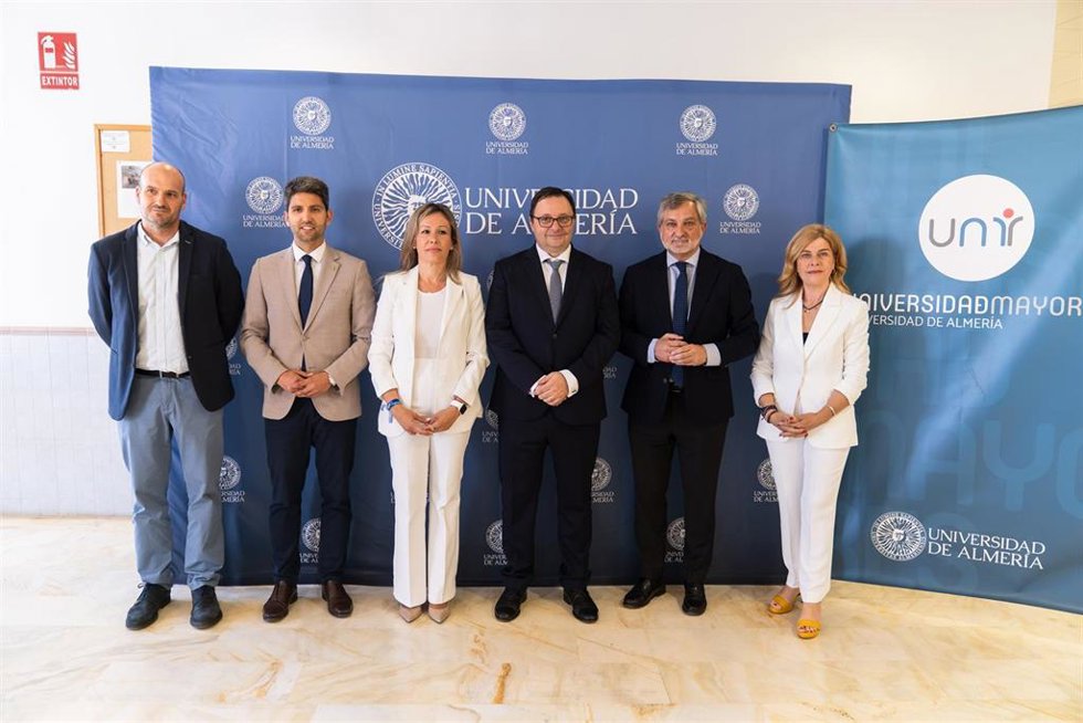 Representantes institucionales y de la Universidad de Almería, durante la clausura del curso 2025-2026 de la Universidad de Mayores en Roquetas de Mar.