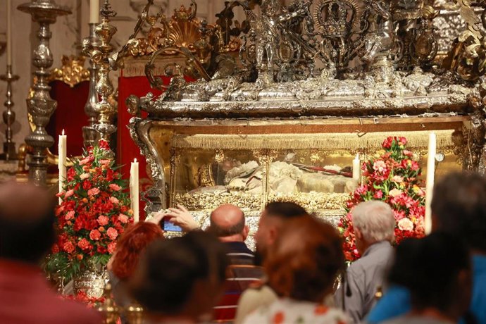Archivo - Numerosos fieles admiran en la Capilla Real de la Catedral la urna abierta con los restos de Fernando III, patrón de Sevilla, en foto de archivo