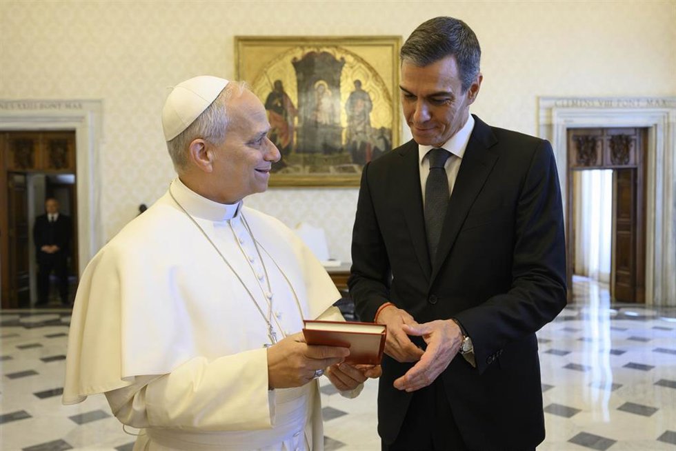 El presidente del Gobierno, Pedro Sánchez, a su llegada a la Santa Sede, donde es recibido en audiencia por el Papa León XIV, a 27 de mayo de 2026, en Roma (Italia).