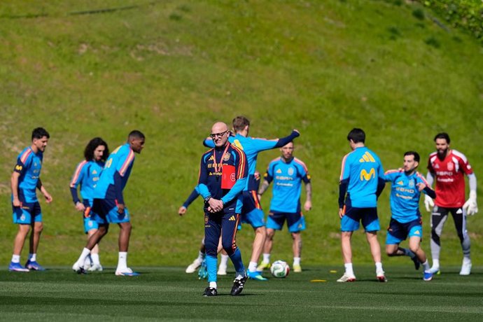 Archivo - Imagen de un entrenamiento de la selección española en la Ciudad del Fútbol de Las Rozas (Madrid)