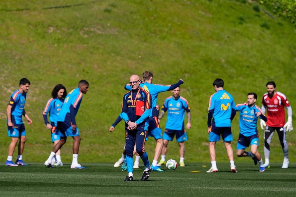 Archivo - Imagen de un entrenamiento de la selección española en la Ciudad del Fútbol de Las Rozas (Madrid)