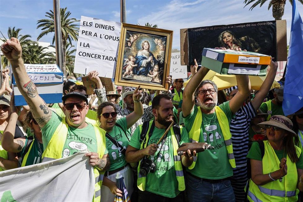 Decenas de personas se concentran frente a la Conselleria de Educación. 