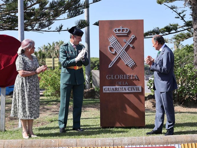 El alcalde de Chiclana, José María Román, la subdelegada del Gobierno de España en Cádiz, Blanca Flores, y el coronel jefe de la Comandancia de la Guardia Civil de Cádiz, Luis Martín Velasco, inaugurando rotonda en honor a Guardia Civil