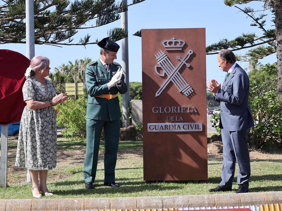 El alcalde de Chiclana, José María Román, la subdelegada del Gobierno de España en Cádiz, Blanca Flores, y el coronel jefe de la Comandancia de la Guardia Civil de Cádiz, Luis Martín Velasco, inaugurando rotonda en honor a Guardia Civil