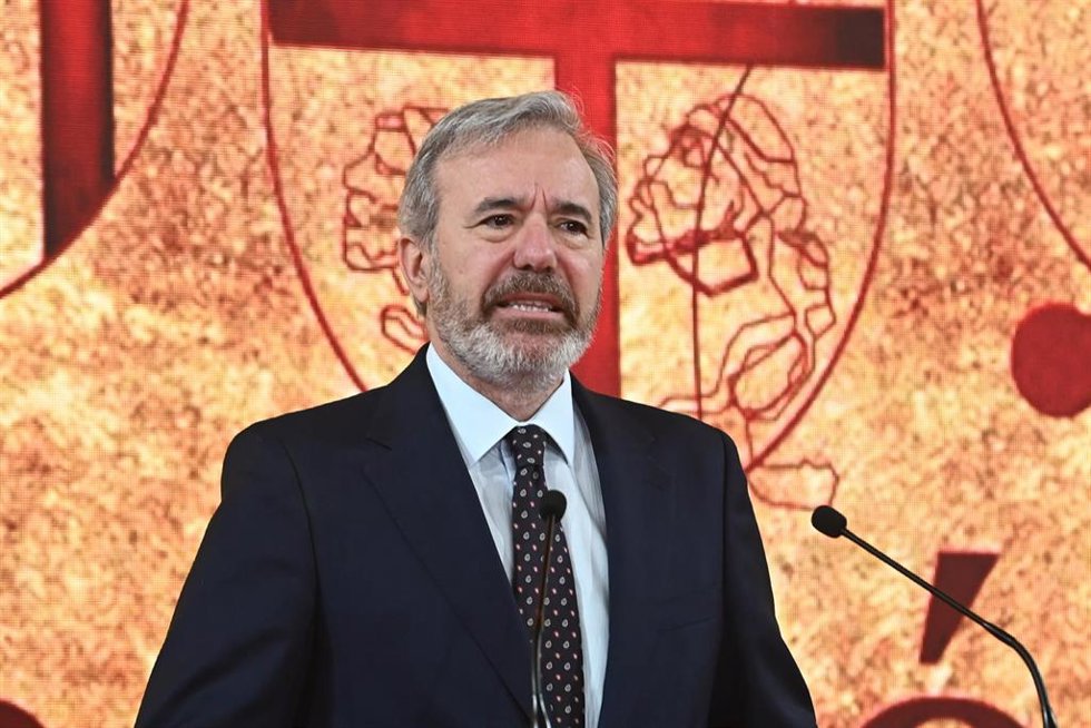 El presidente del gobierno de Aragón, Jorge Azcón (c), durante la ceremonia de posesión de los nuevos miembros del Consejo de Gobierno de Aragón, en la Sala de la Corona del Edificio Pignatelli, a 4 de mayo de 2026, en Zaragoza, Aragón (España). Los nuevo