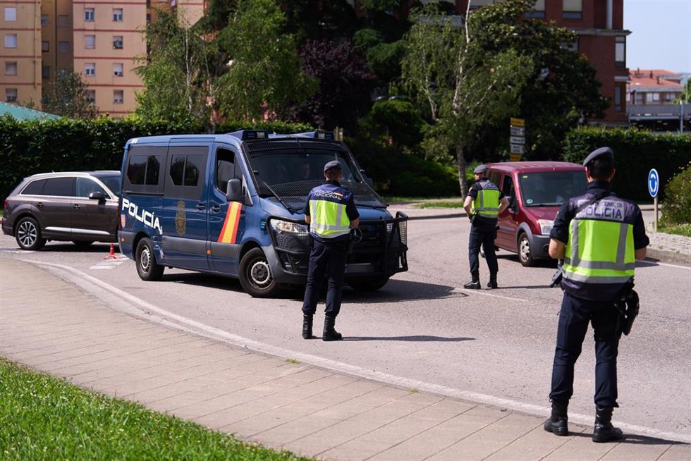Agentes de Policía Nacional durante una operación policial, a 27 de mayo de 2026, en Torrelavega, Cantabria (España). 