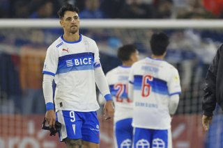 Futbol, Universidad Catolica vs Colo Colo. Fecha 13, Liga de Primera 2026. El jugador de Universidad Catolica Fernando Zampedri lamenta la derrota contra Colo Colo tras el partido de la Liga de Primera disputado en el Claro Arena de Santiago,