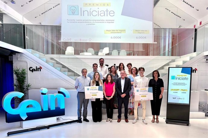 El consejero Juan Luis García y Uxue Itoiz, con representantes de los proyectos galardonados