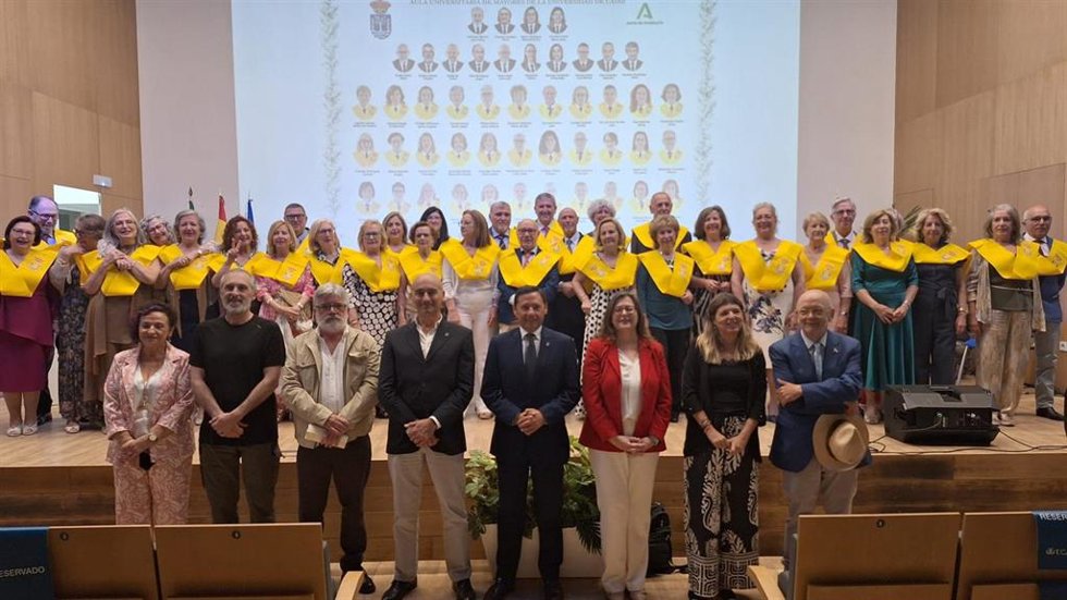 El subdelegado de la Junta en el Campo de Gibraltar, Javier Ros, y la vicerrectora del Campus Bahía de Algeciras, Mari Luz Martín, junto al alumnado del Aula Universitaria de Mayores de Algeciras