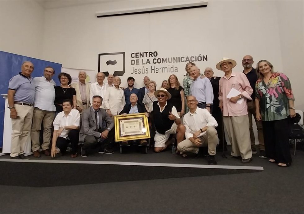 El periodista Vicente Quiroga Juanes recibe el 'Reconocimiento a la Trayectoria Periodística' por parte de la Asociación de la Prensa de Huelva y el Colegio Profesional de Periodistas de Andalucía.