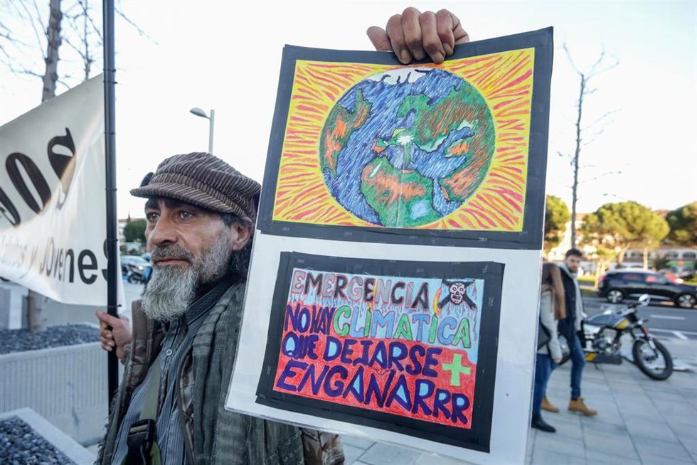 Archivo - Un activista climática sostiene un cartel contra los incendios en Australia a las puertas de la Embajada de Australia en Madrid (España), a 10 de enero de 2020.