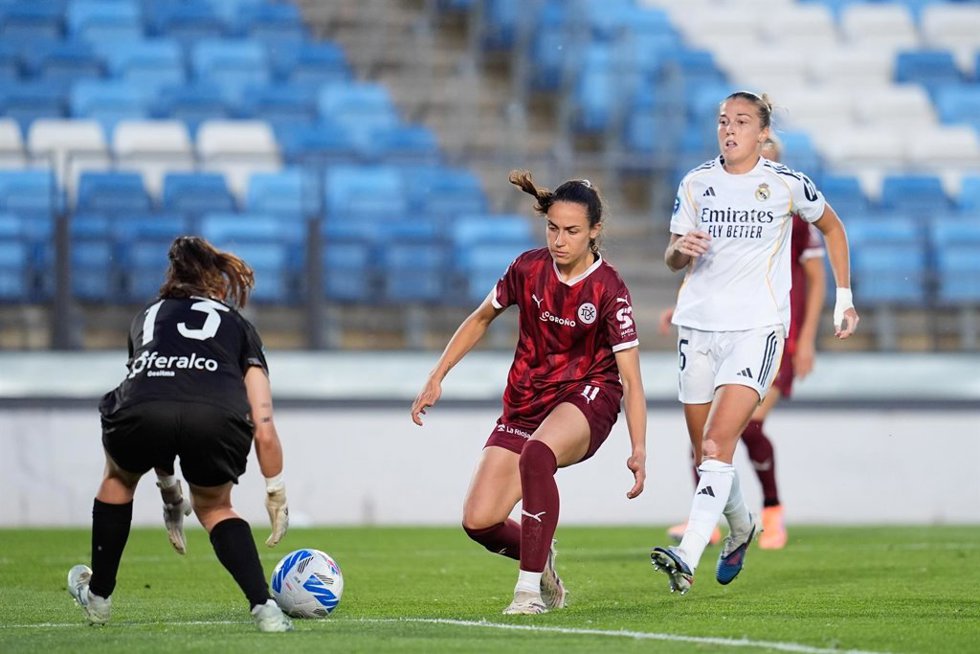 Archivo - Iria Castro Gomez of DUX Logrono in action during the Spanish Women League, Liga F, football match played between Real Madrid and DUX Logrono at Alfredo Di Stefano stadium on April 26, 2026, in Valdebebas, Madrid, Spain.