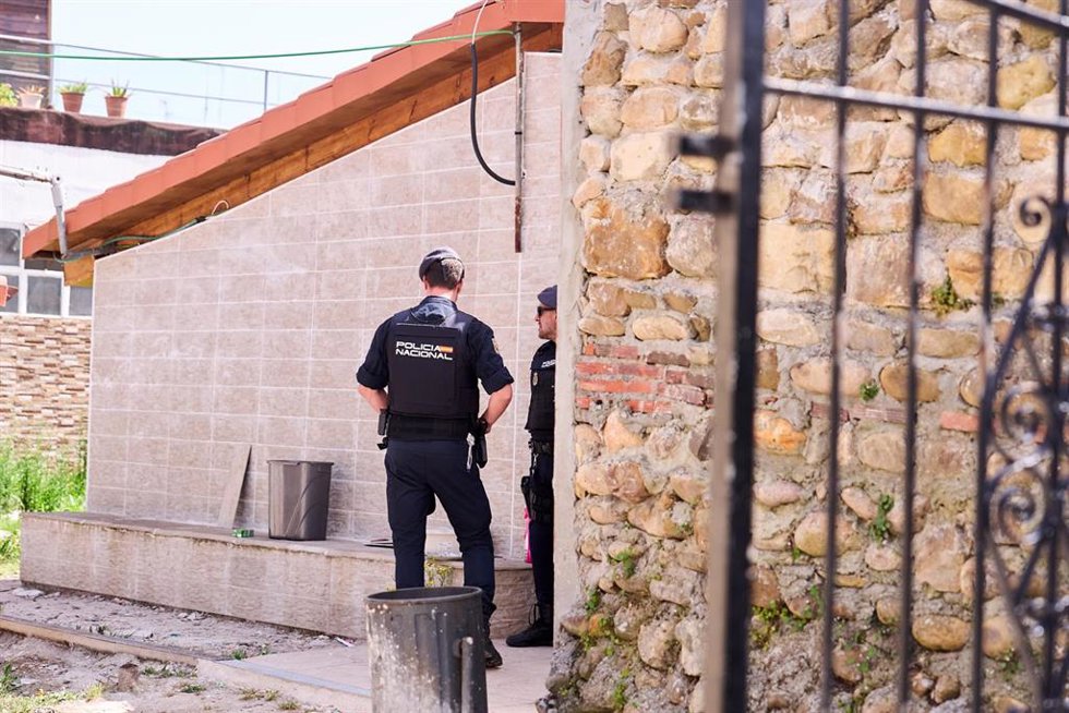 Agentes de Policía Nacional durante una operación policial, a 27 de mayo de 2026, en Cartes, Cantabria (España).