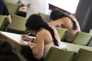 Archivo - Arxiu- Imatge d'arxiu d'una estudiant realitzant un examen.