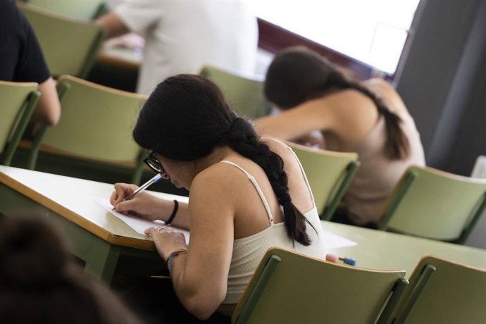 Archivo - Arxiu- Imatge d'arxiu d'una estudiant realitzant un examen.
