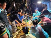 Foto: Laos.- Los equipos de rescate sacan a una de las cinco personas localizadas con vida en una cueva inundada de Laos