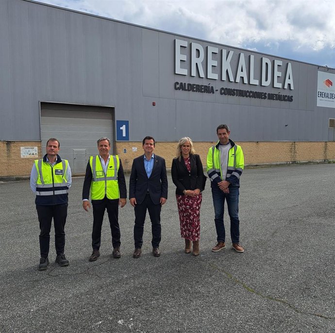 El consejero Mikel Irujo y Garbiñe Basterra, en su visita a la planta de Orkoien.
