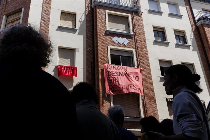 Un grupo de personas durante el intento de desahucio en la calle Somosierra 32