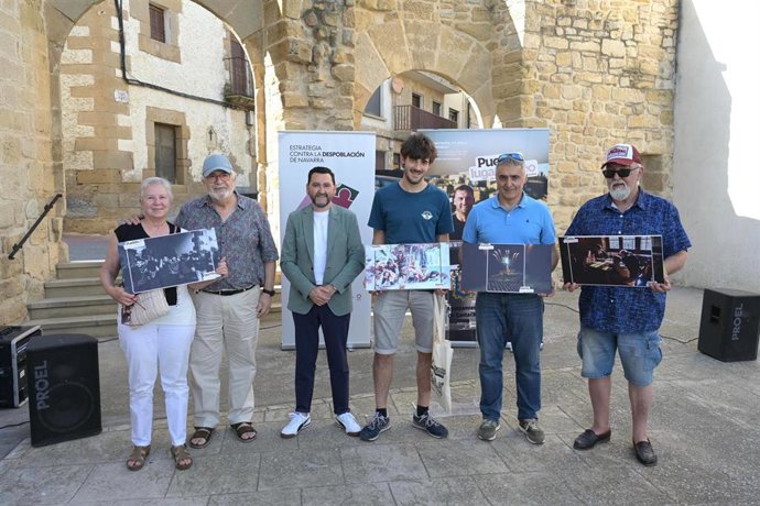 El director general Jesús Mari Rodriguez posa con  los autores de las fotografías premiadas.