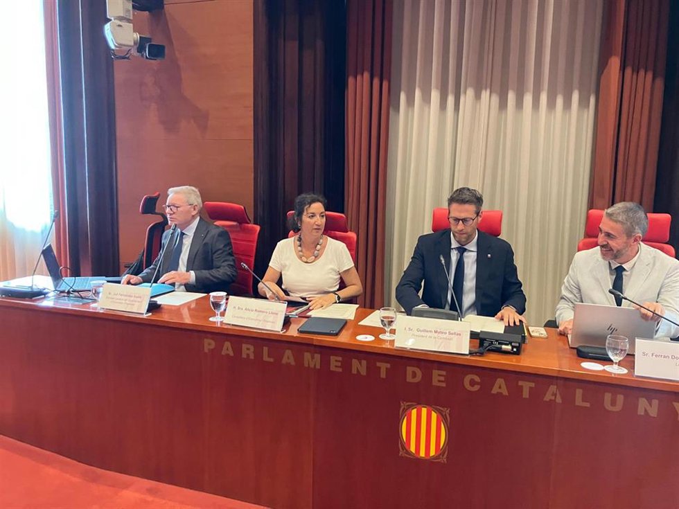 La consellera de Economía y Finanzas de la Generalitat, Alicia Romero, durante la Comisión de Economía y Finanzas del Parlament